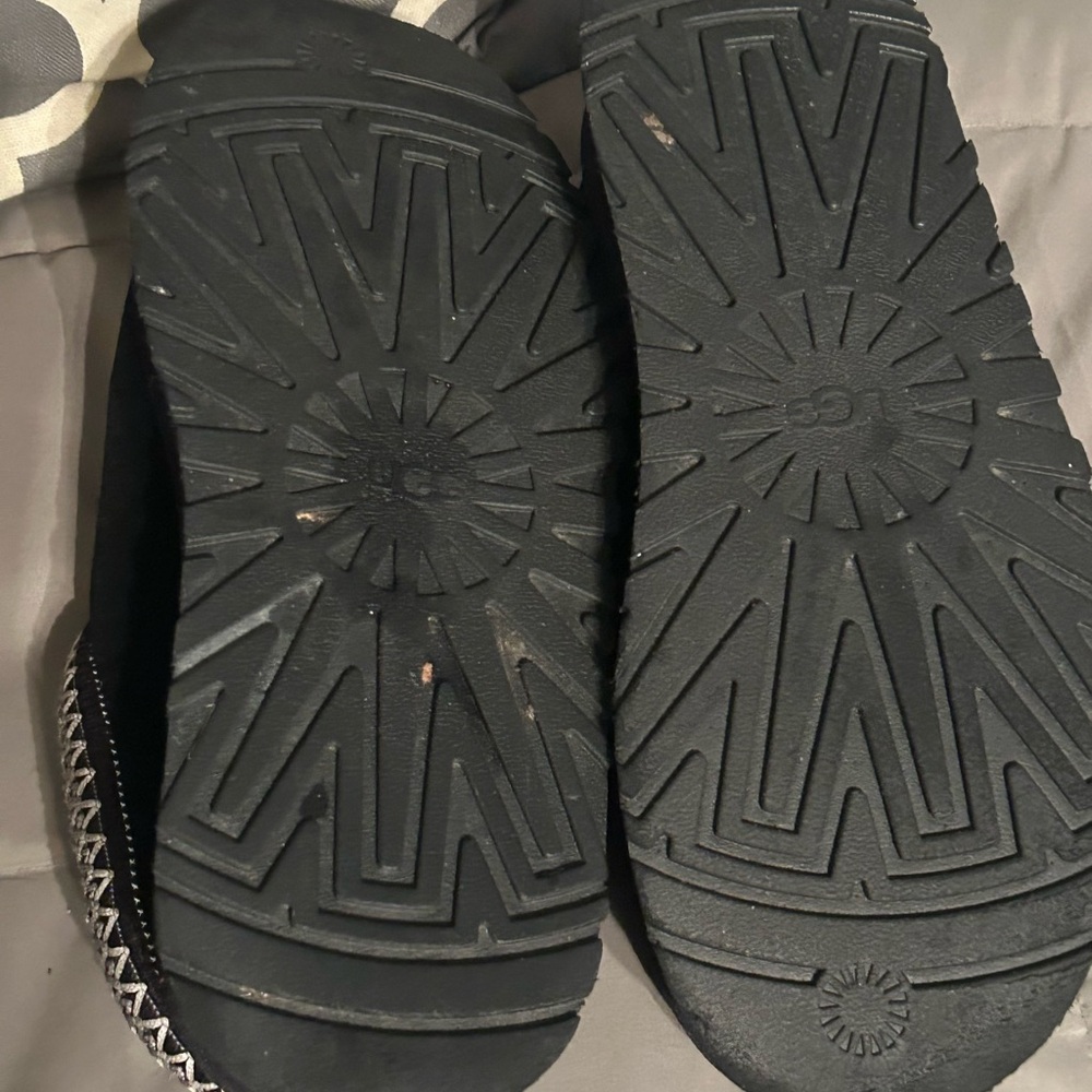 UGG platform slip on in black don’t wear anymore. Firm on the price. - Picture 7 of 7